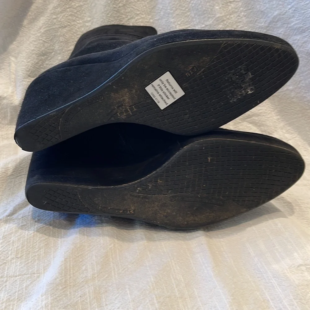 Elegant Black Suede Ankle Boots - Picture 6 of 7
